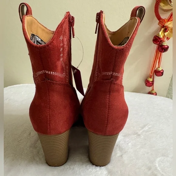 Code West red faux-suede Western ankle boots. Size 6.5 - Picture 11 of 16